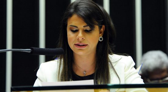 Deputada Mariana Carvalho faz a leitura da denúncia contra o presidente Michel Temer 