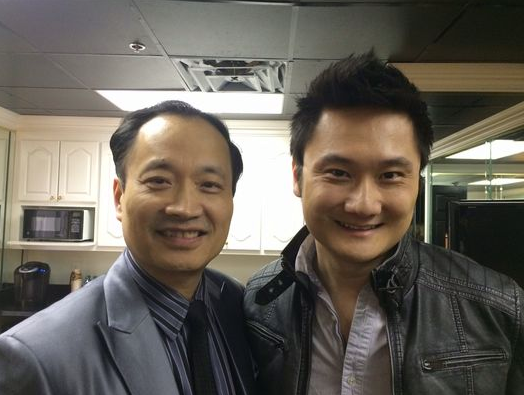 Dr. Ming Wang, à esquerda, e o ator Paul Kwo, que interpreta o médico no filme "Deus Não Está Morto"