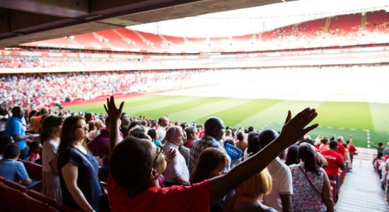 Just One reuniu milhares de fiéis no Emirates Stadium, em Londres