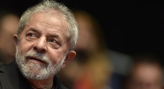 O ex-presidente Lula não poderá deixar a prisão para ir ao velório de um amigo
