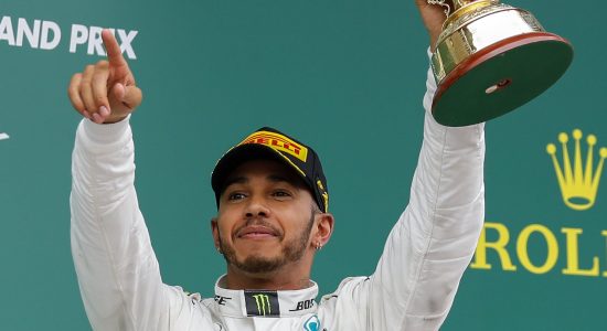 Lewis Hamilton leva o troféu pela quinta vez
