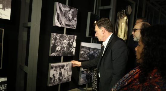 O prefeito Crivella visitando a mostra sobre o Holocausto