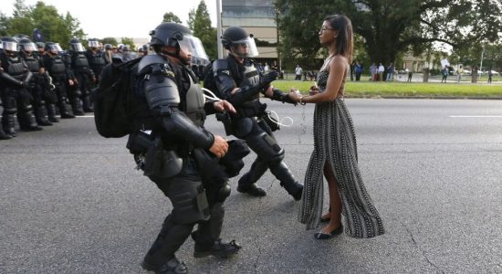 O fotógrafo da Reuters, Jonathan Bachman, levou o prêmio na categoria Temas Contemporâneos. Na imagem, a jovem ativista Ieshia Evans aparece pouco antes de ser detida durante um protesto contra o racismo e a violência policial na Louisiana (EUA)