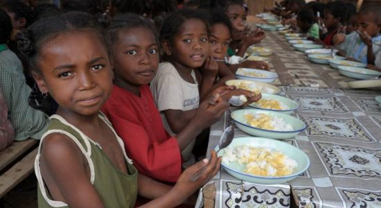 Programa de alimentação escolar ajuda crianças de todo o mundo