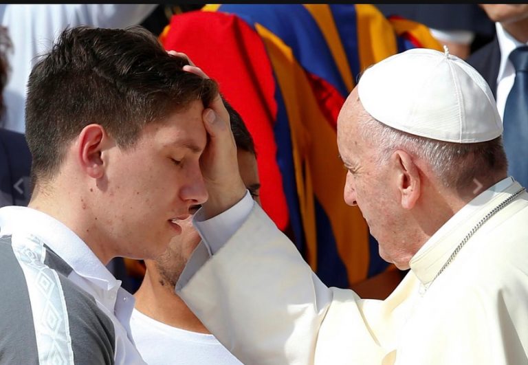 Alan Ruschel e Jakson Follmann recebem a benção do papa Francisco