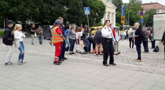 Homem esfaqueia várias pessoas em praça na Finlândia