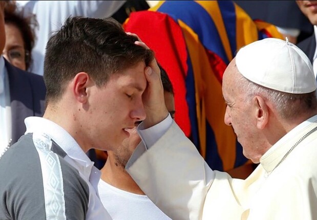 Alan Ruschel e Follmann recebem a benção do papa Francisco