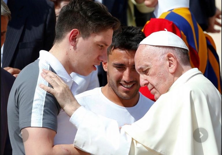 Alan Ruschel e Jakson Follmann recebem a benção do papa Francisco