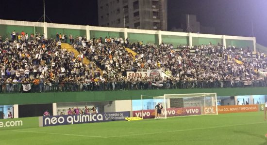 Corinthians derrota Chapecoense e abre 10 pontos de liderança