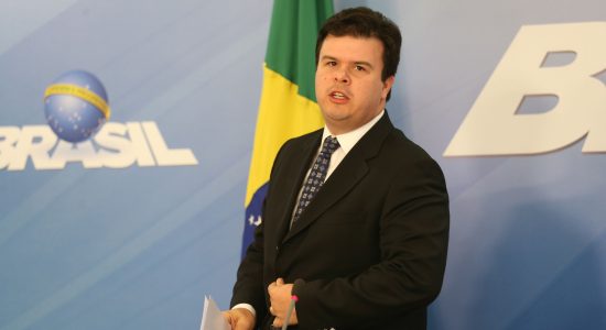 Ministro de Minas e Energia, Fernando Coelho Filho, disse que suspensão foi tomada após consulta ao presidente Michel Temer