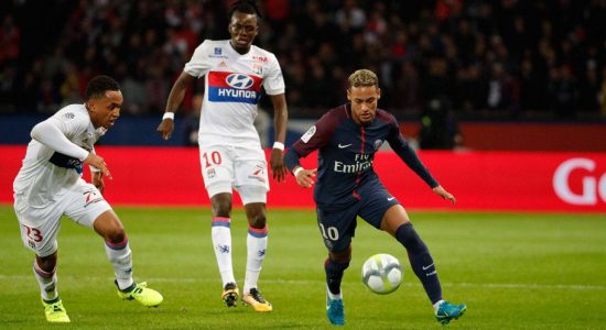 Confusão entre Neymar e Cavani começou durante partida contra o Lyon