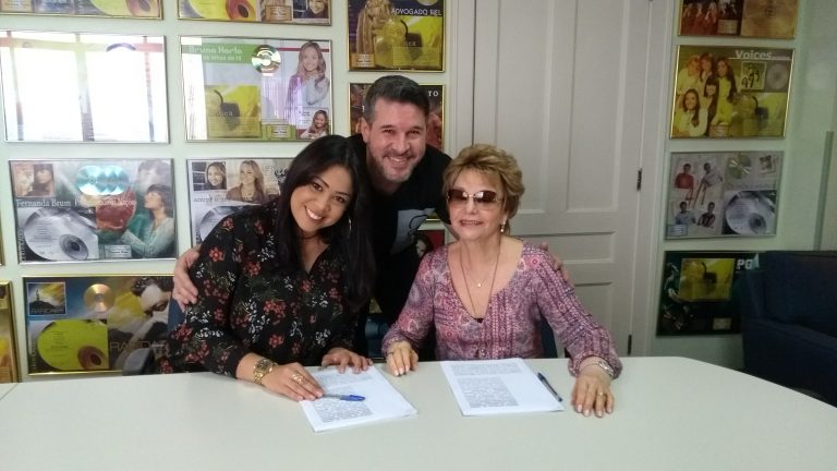 Gisele Nascimento ao lado do marido, Pr. Rogério, e de Yvelise de Oliveira