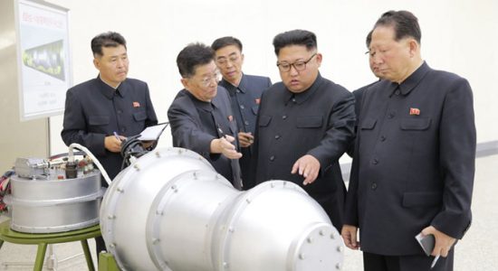 Kim Jong-un inspecionou a arma antes de seu lançamento, na madrugada deste domingo