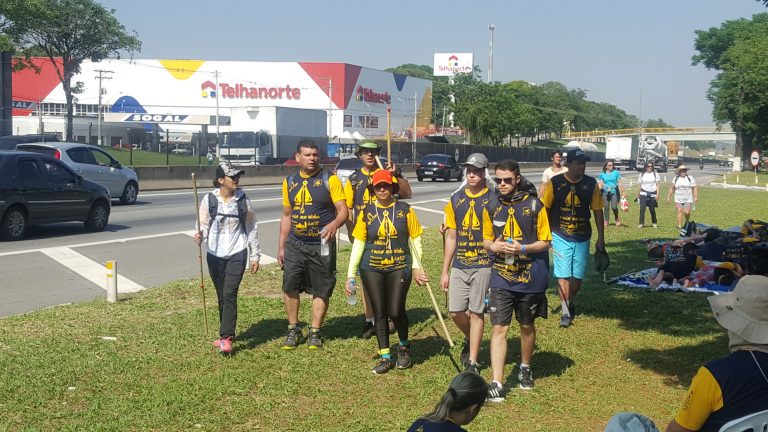 Voluntários da Igreja Adventista montaram posto de atendimento para peregrinos a caminho da Catedral de Nossa Senhora Aparecida, em Aparecida do Norte, São Paulo