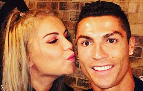 Irmã de Cristiano Ronaldo se batiza aos 40 anos de idade