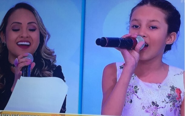 Surpresa! Bruna Karla canta com fã no programa Eliana