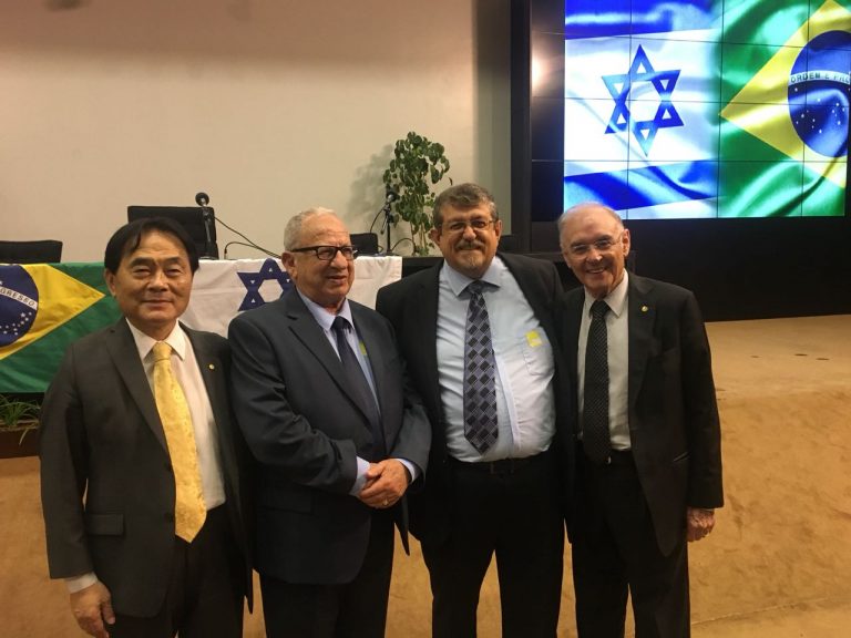 Deputado Takayama, professor Yehuda Hochmann, pastor Luiz Sayão e deputado Arolde de Oliveira no seminário Israel, Os Judeus e o Brasil