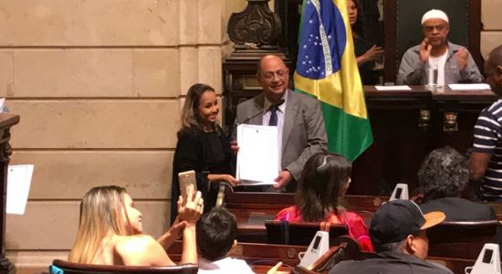 Bruna Karla recebe homenagem na Câmara de Vereadores do Rio de Janeiro