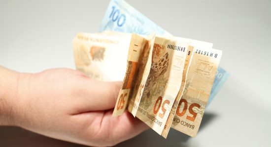 Governo publica MP que estabelece R$ 1.212 como novo salário mínimo