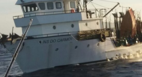 Barco naufraga em Angra