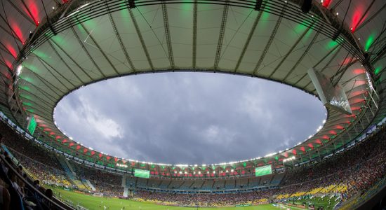 Torcida acompanha jogo do Fluminense no Maracanã