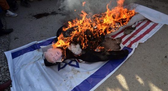 Manifestantes do Paquistão queimam boneco de Trump