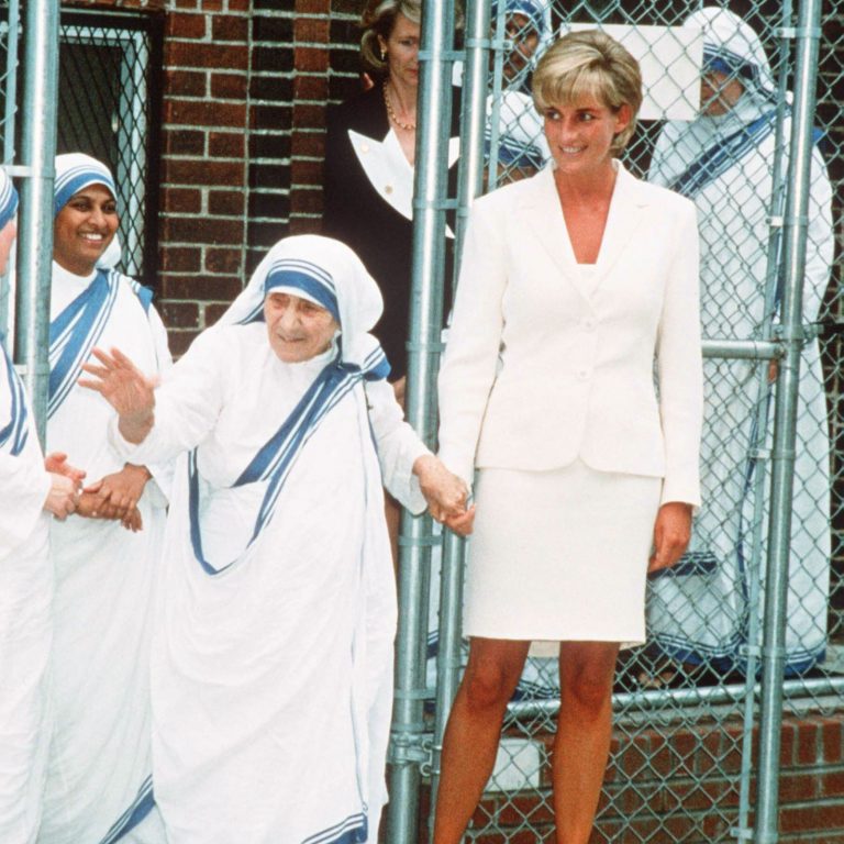 Mundo perde madre Teresa de Calcutá e Lady Diana