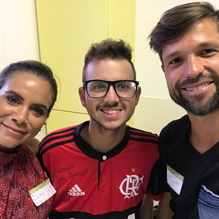 Diego, do Flamengo, faz visita aos pacientes do INCA