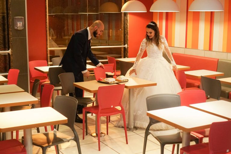 Após casamento, noivos fazem ensaio de fotos no McDonalds
