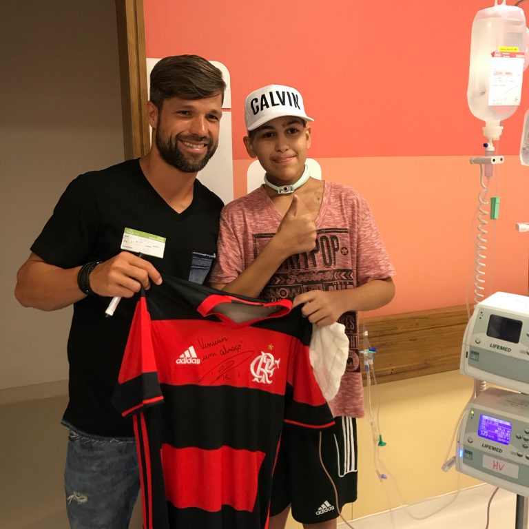 Diego, do Flamengo, faz visita aos pacientes do INCA
