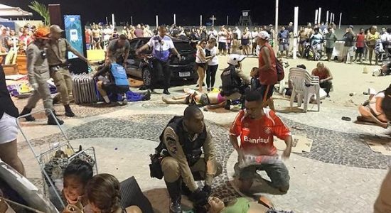 Carro invadiu calçadão da Praia de Copacabana