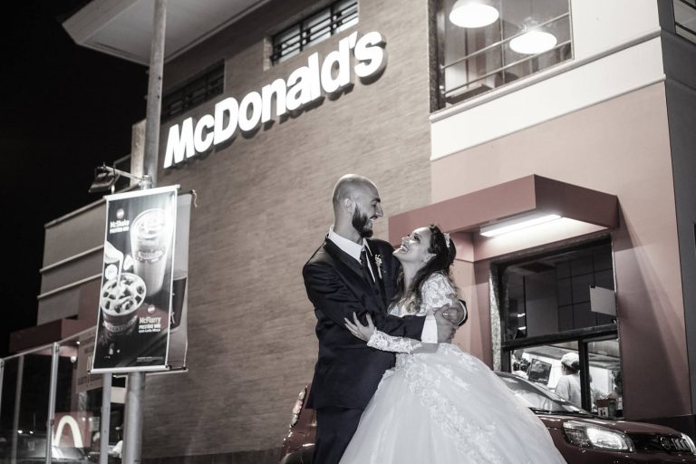 Após casamento, noivos fazem ensaio de fotos no McDonalds