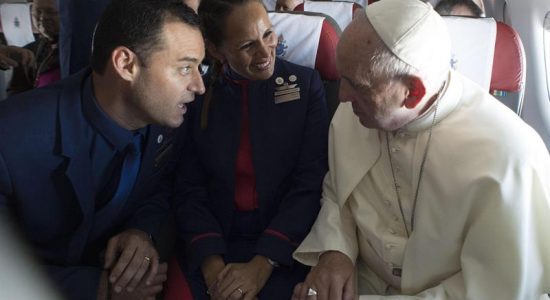 Papa Francisco conversa com o casal no avião