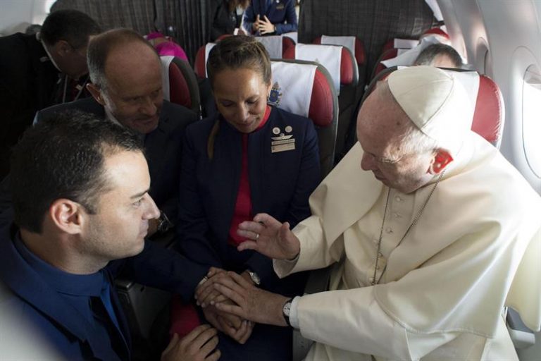 Papa Francisco realiza casamento em avião