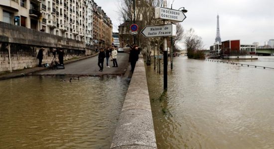 Ruas de Paris estão alagadas