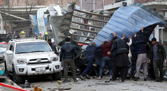 Explosão de bomba em ambulância deixa 95 mortos no Afeganistão
