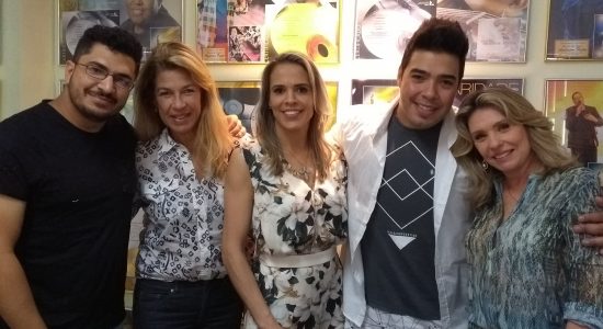 Thiago Makie na MK Music, ao lado de Marco Túlio, vice-presidente da MK - Cristina Xisto, esposa Lillian Nunes e diretora artística da MK, Marina de Oliveira