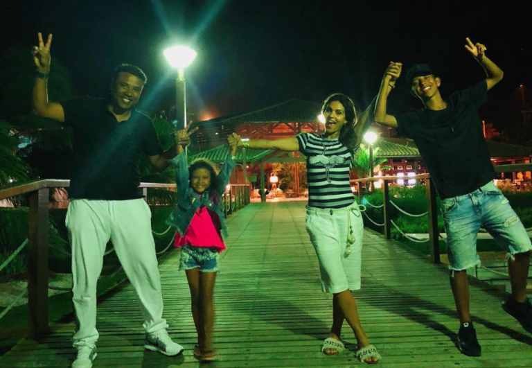 Aline Barros curte férias em Fortaleza com a família
