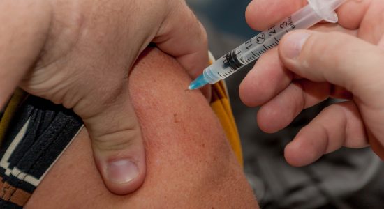 Vacinas são fracionadas para atender mais pessoas