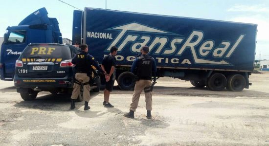 Caminhão foi resgatado com toda a carga no Rio