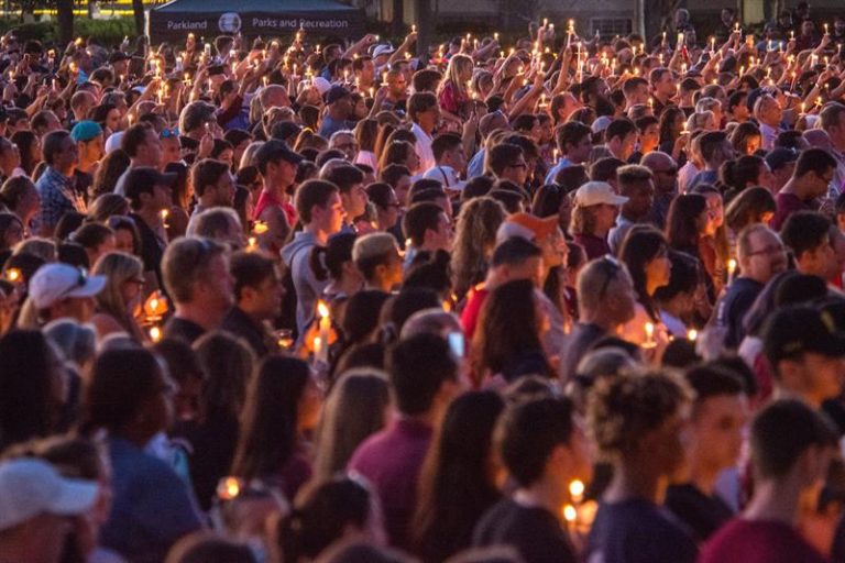 Vigília homenageia vítimas da Flórida