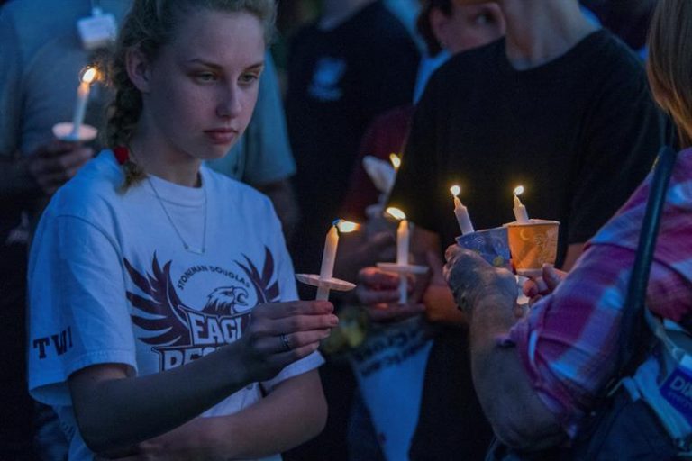 Vigília homenageia vítimas da Flórida