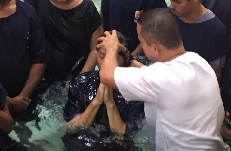 Theo Becker sendo batizado há um ano na Igreja Universal