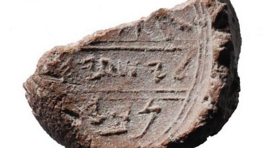 Peça de argila tem nome de Isaías gravado