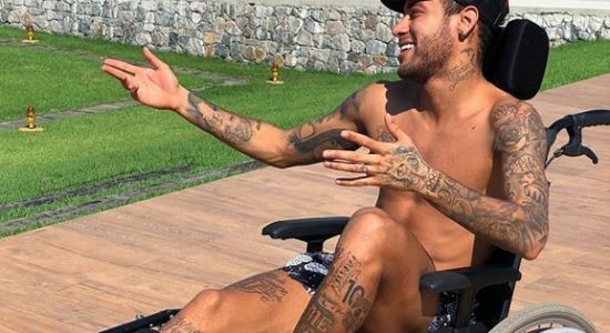 Neymar está se recuperando de uma cirurgia no pé