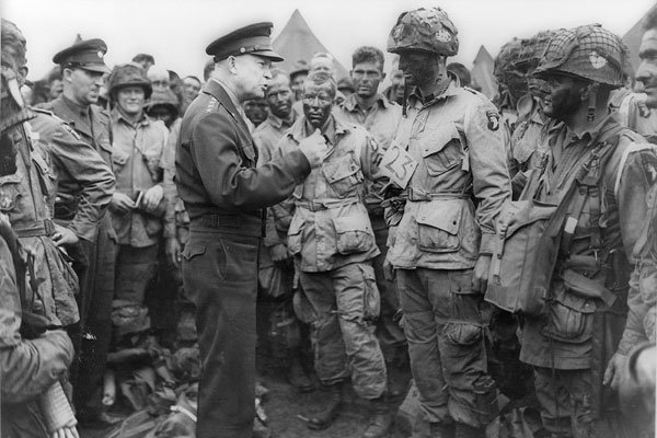 Eisenhower em 5 de junho de 1944 conversando com paraquedistas da lendária 101 Airbone na Inglaterra antes do Dia D