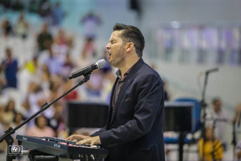 Pastor Lucas canta seus maiores sucessos na AD. Canaã, em Fortaleza.