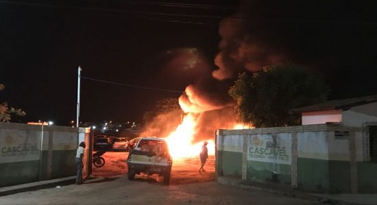 50 carros apreendidos num depósito da polícia foram incendiados