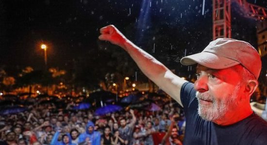 Lula leva ovada em ato político