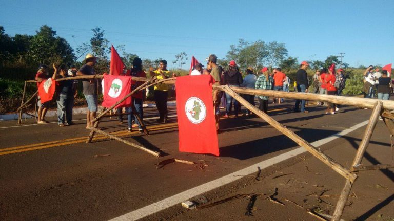 A favor de Lula, militantes promovem caos pelo país